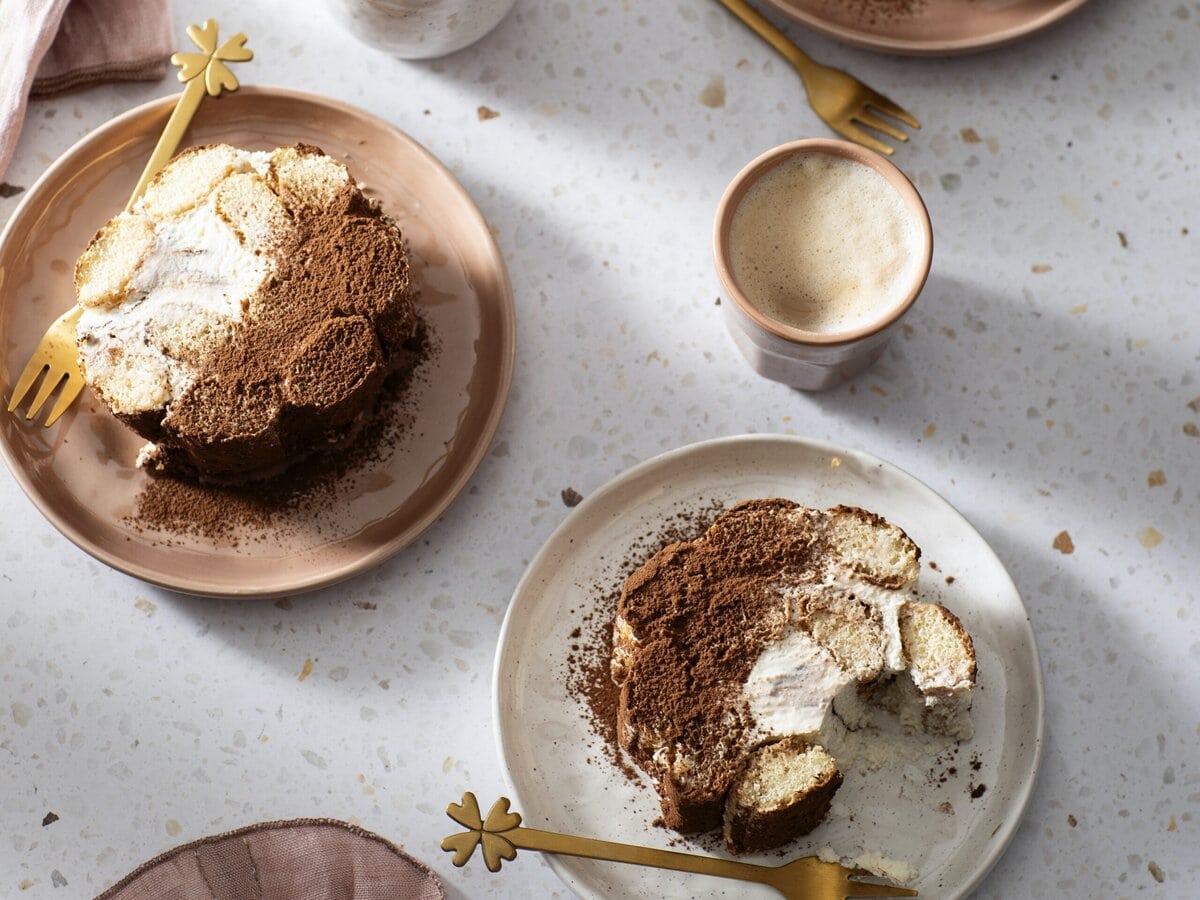 Drie bordjes met een plak tiramisurol