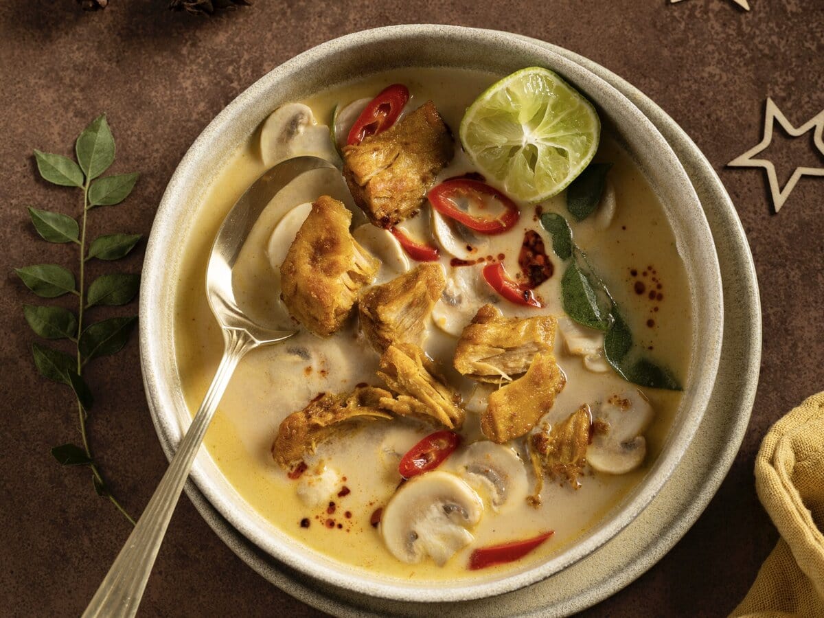 Thaise currysoep met kokosroom. Bevat planted filetstukjes, champignons, rode peper en limoen