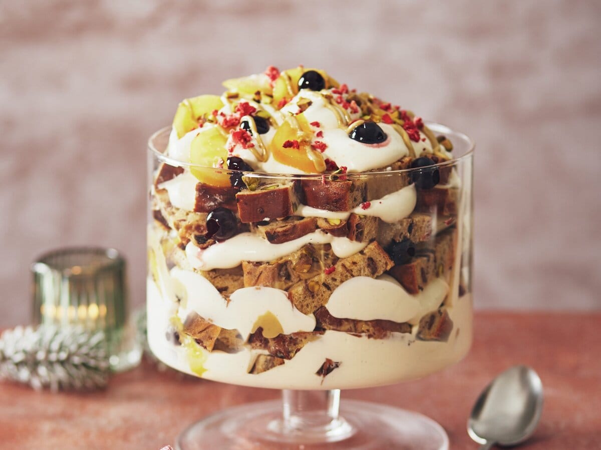 Trifle met laagjes van Jumbo’s Feeststol met pistache, amarena en hazelnoten, gekonfijte citroen en wittechocoladeroom