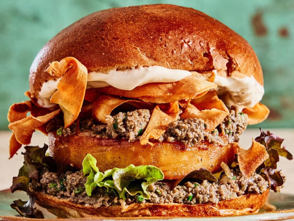 Knolselderijburger met truffelmayonaise en pastinaakchips