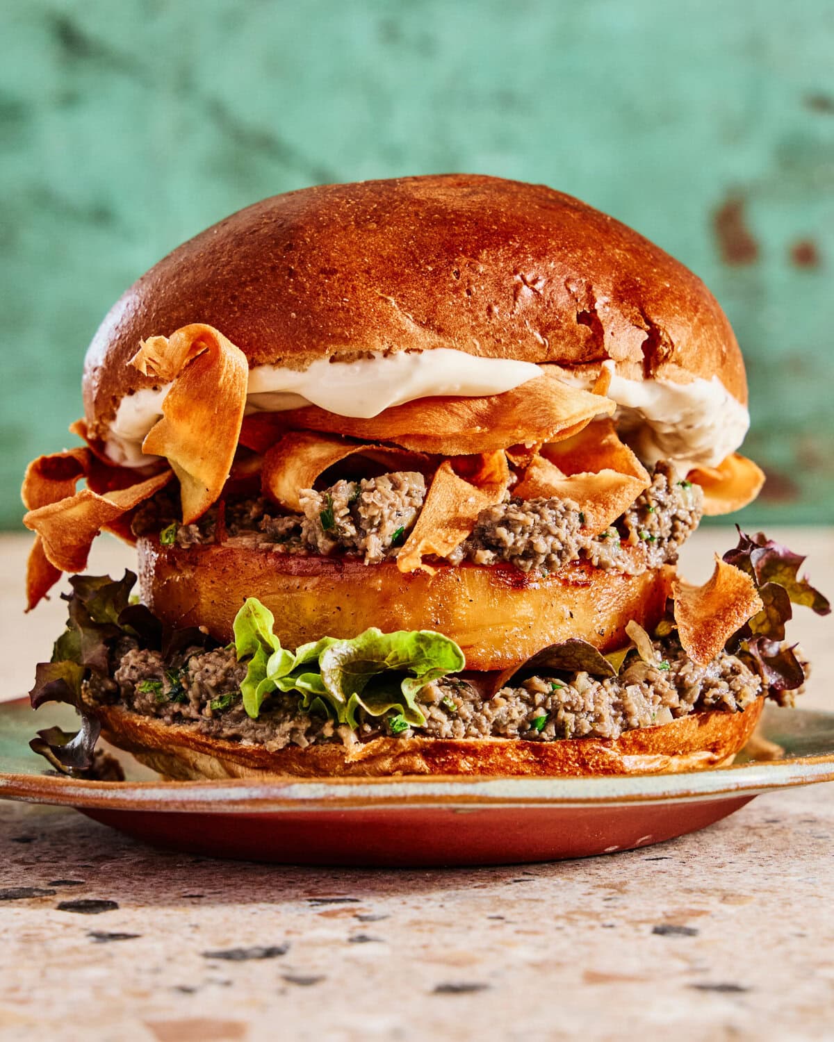 Knolselderijburger met truffelmayonaise en pastinaakchips