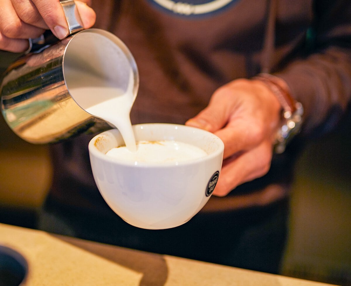 Mounir Toub maakt een cappuccino bij Bakkie040 in Eindhoven