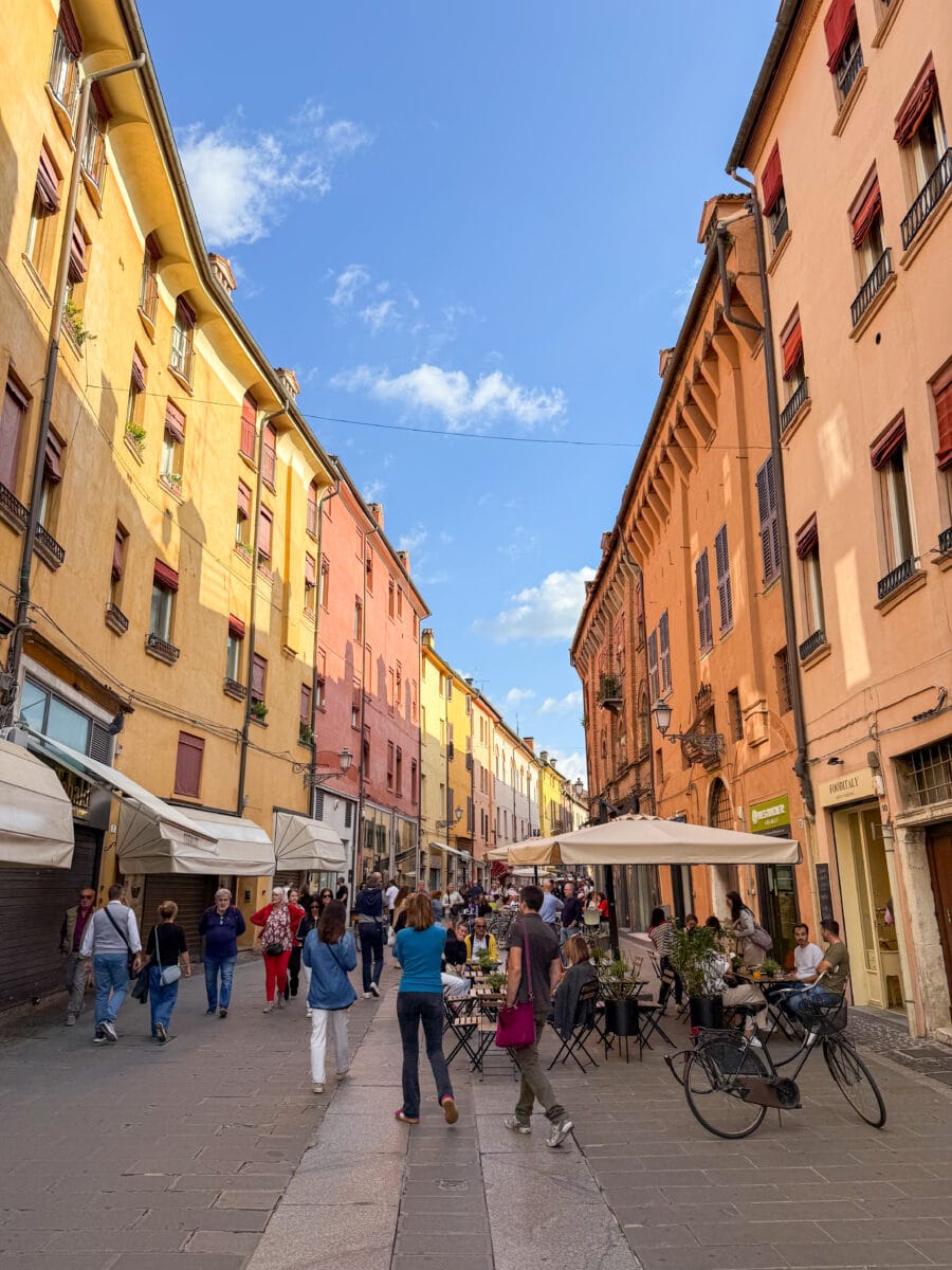 Winkelstraat in de Italiaanse stad Ferrara