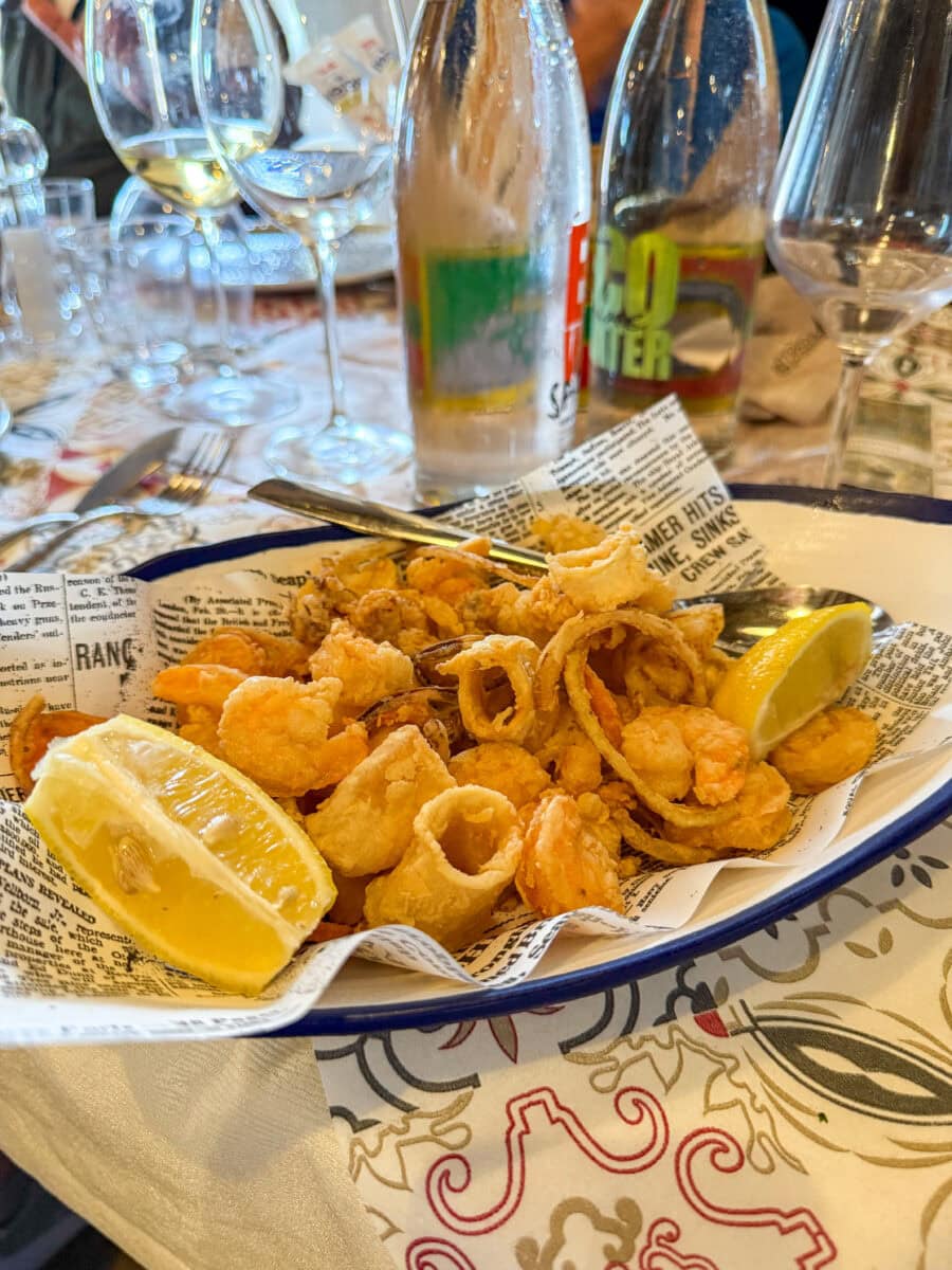 Gefrituurde zeevruchten op een bord