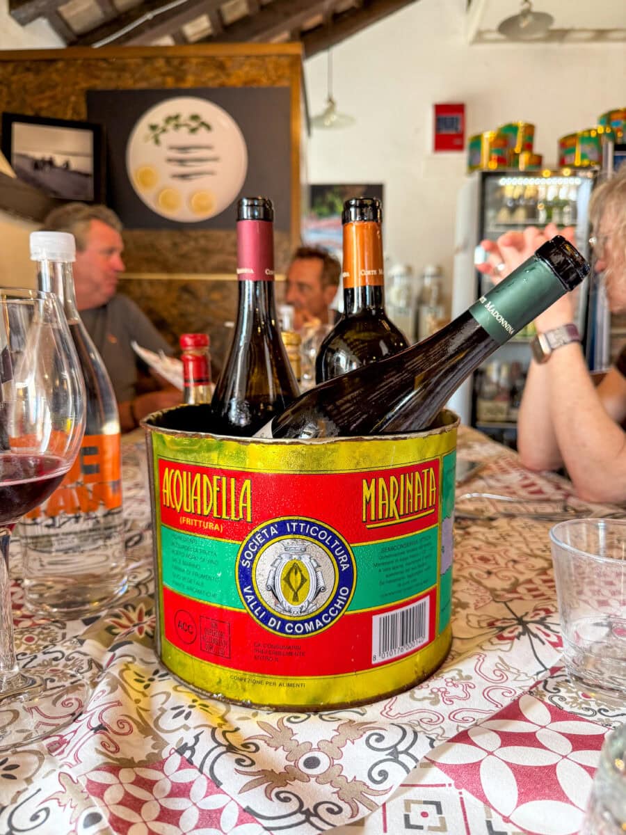 Blik met flessen wijn in Italië