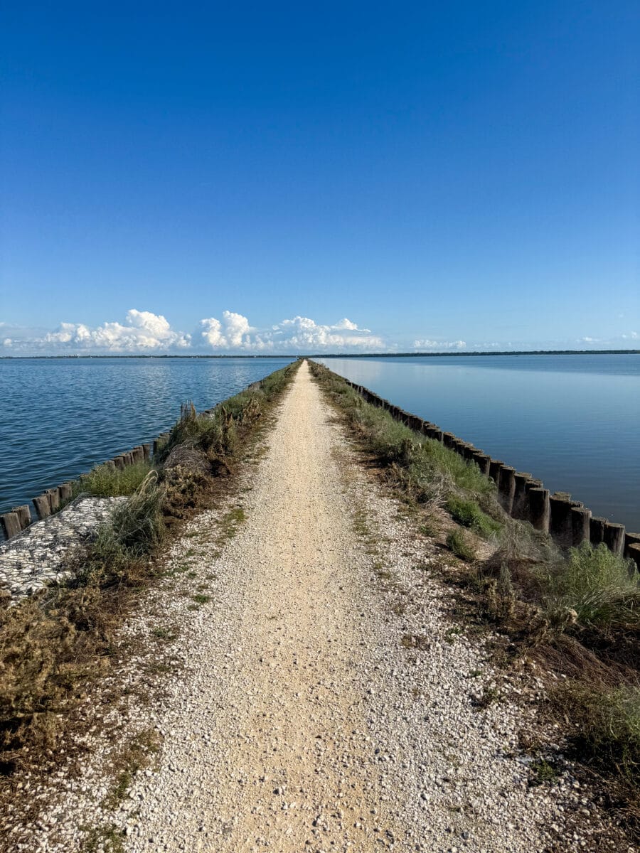 Dam door de Po-Delta in Italië