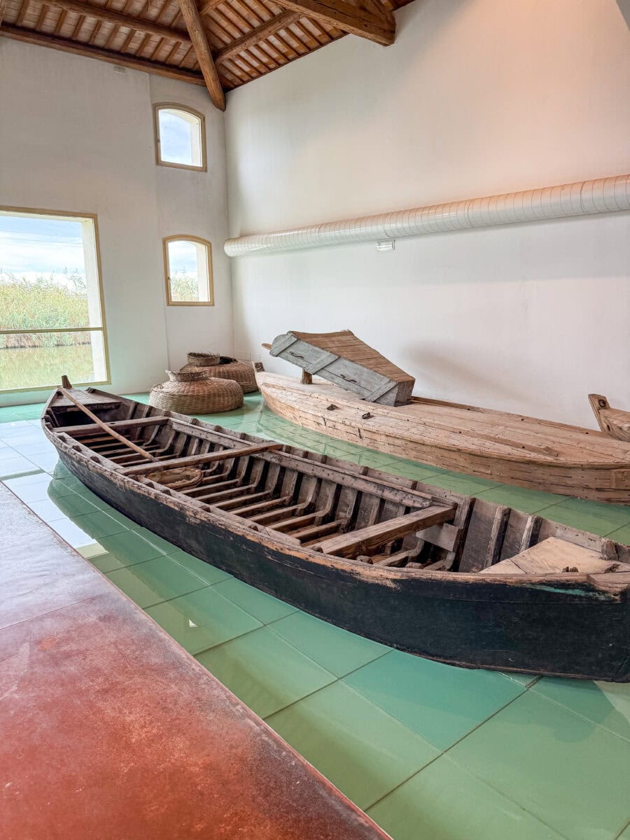 Oude vissersboot in Comacchio in de Po-Delta