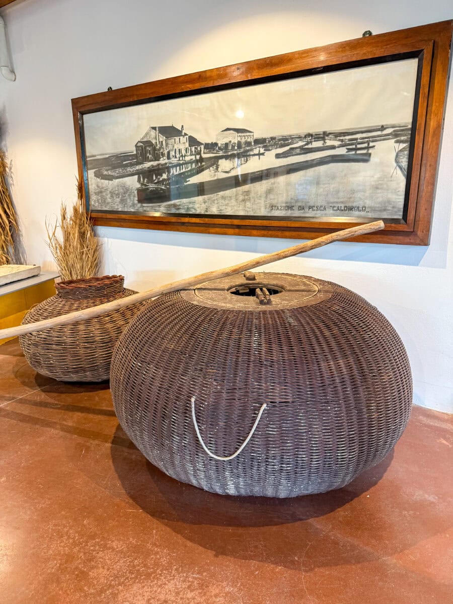 Grote rieten mand waar paling mee werd gevangen