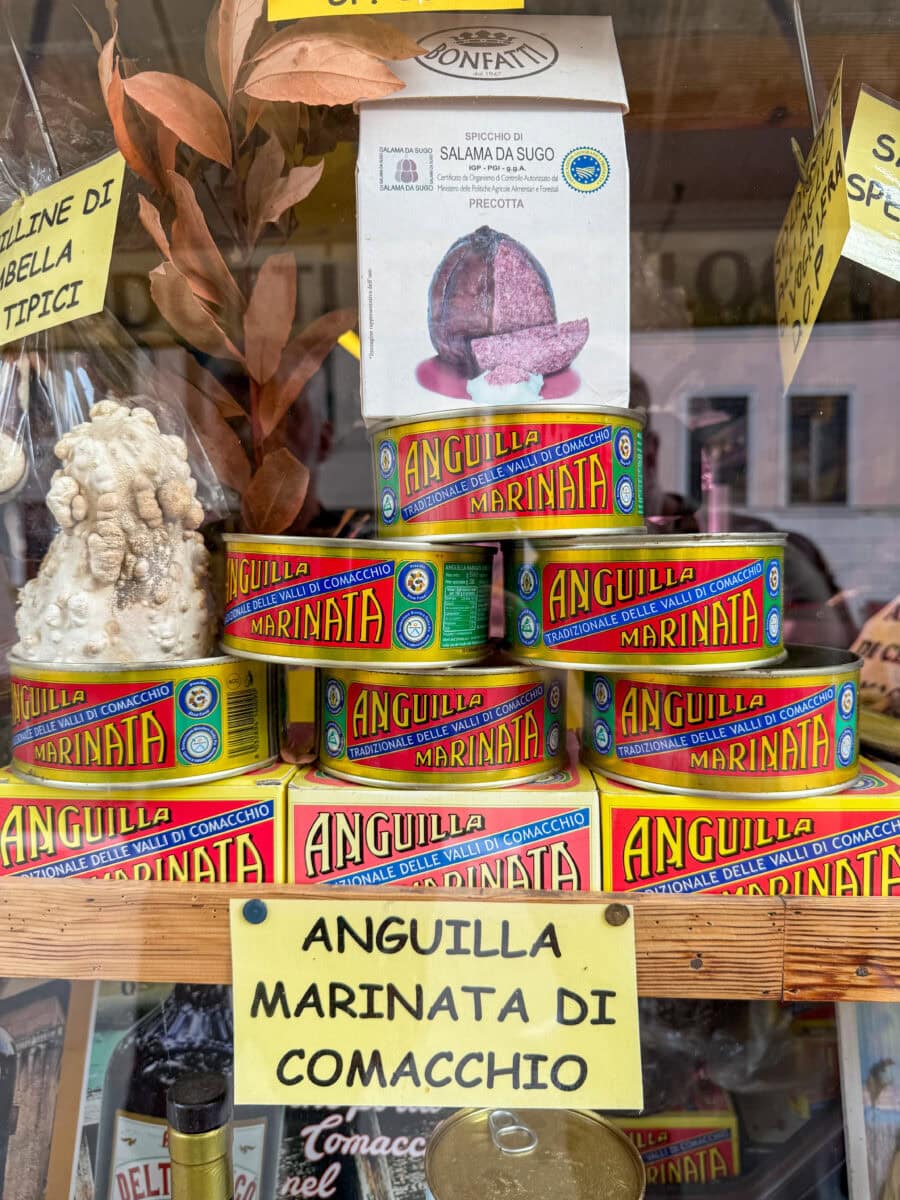 Blikjes met de typische gemarineerde paling in Comacchio in Italië