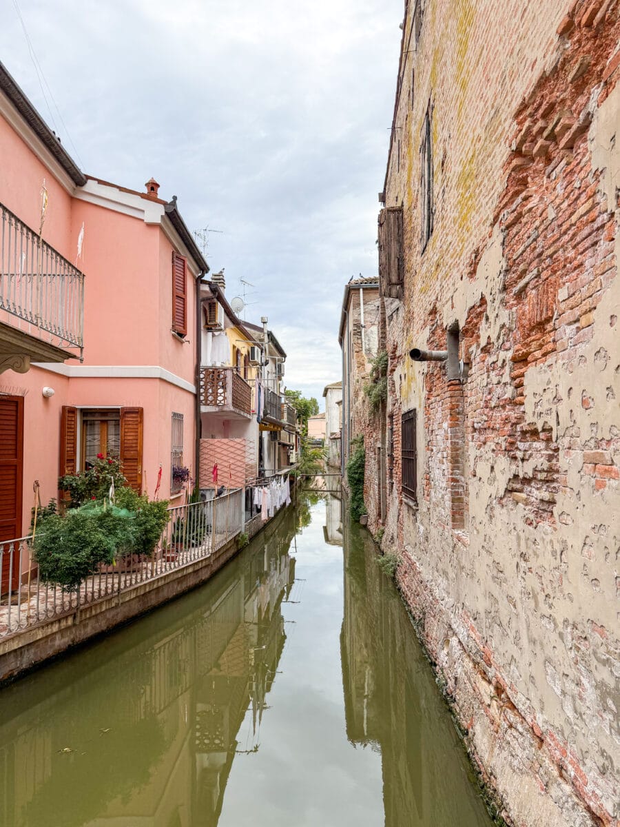 Uitzicht over een van de vele kanalen in Comacchio