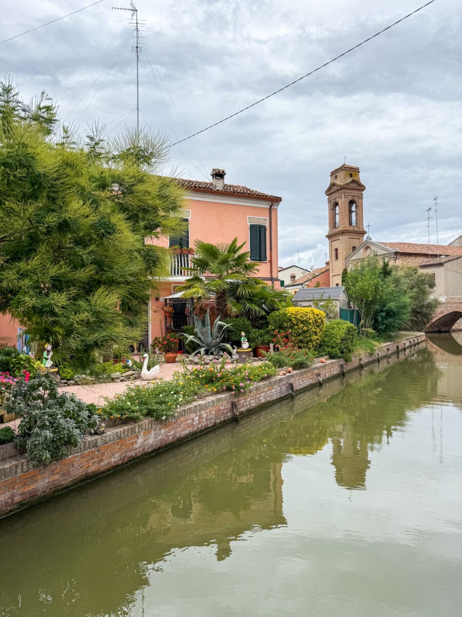 Huis met tuin aan een van de kanalen van Comacchio in Italië
