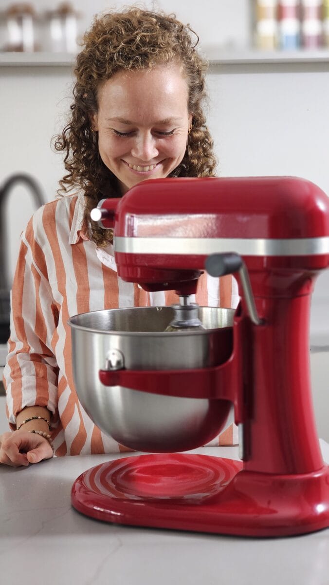 anne staat achter kitchenaid