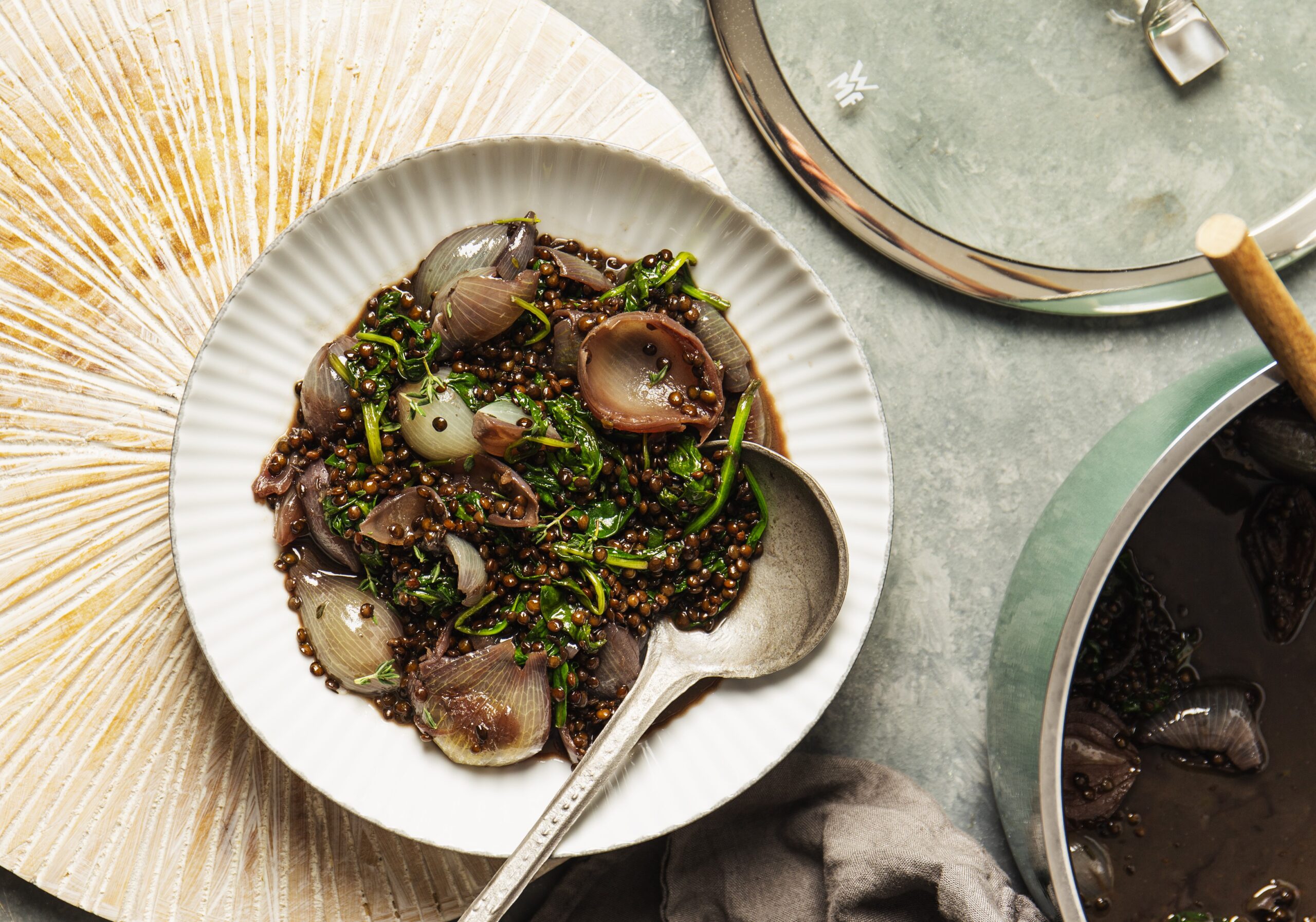 bord met gesmoorde uitjes en linzen