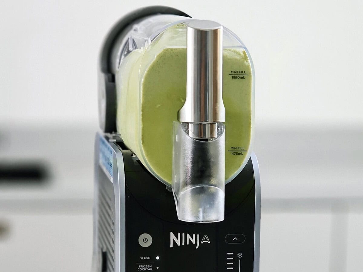 Ninja Slushi apparaat met Blueberry matcha