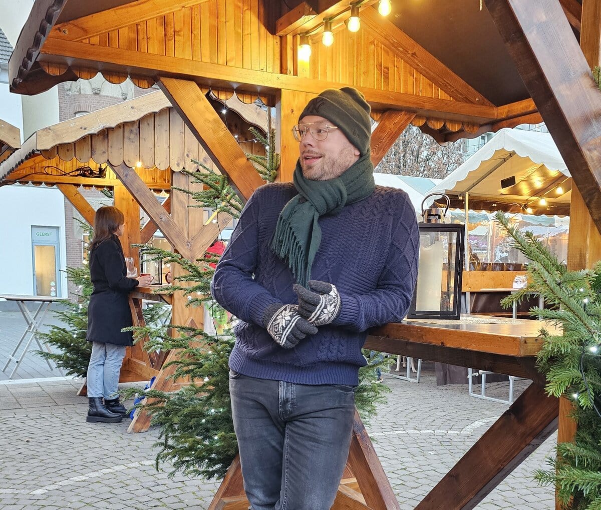 Bas Erkens bij een kraampje op een kerstmarkt