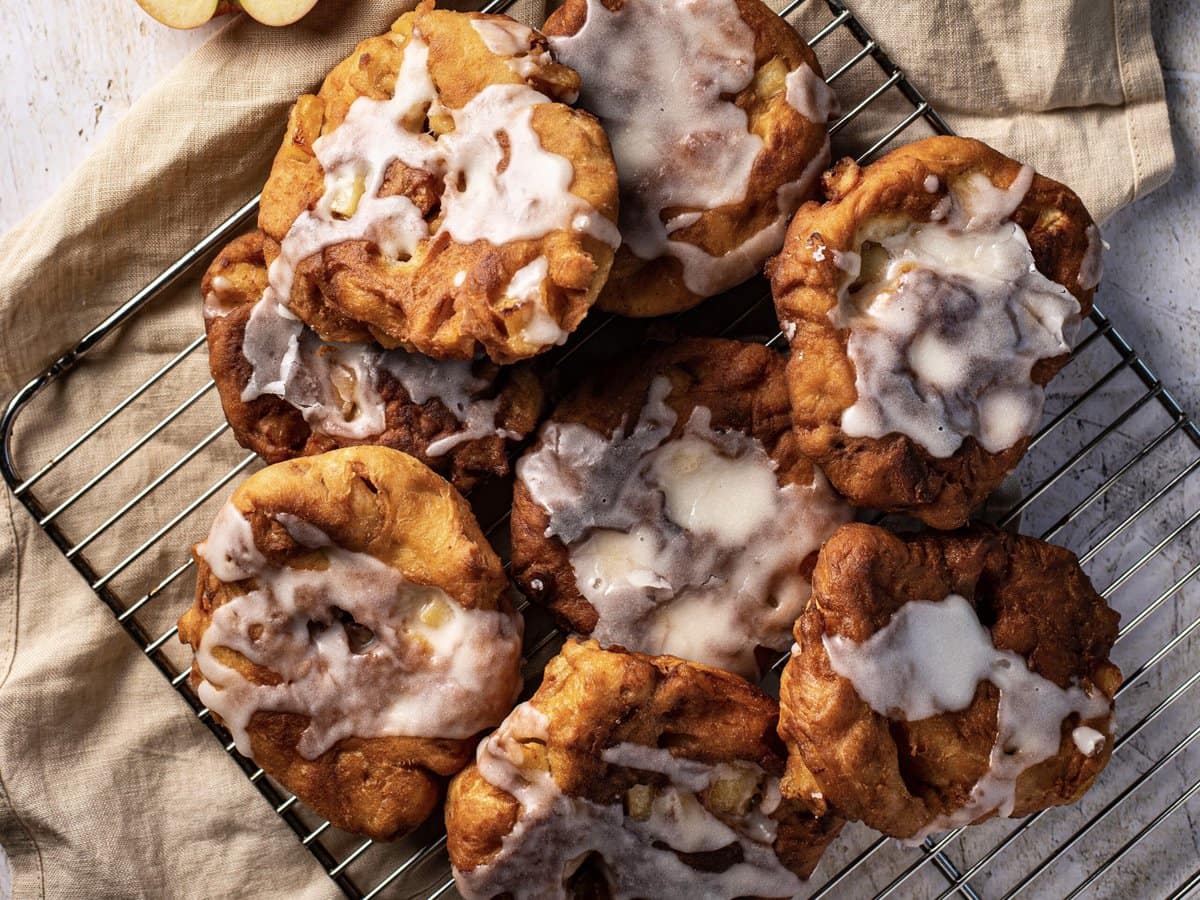 Stapel met apple-fritters met een laag glazuur erover