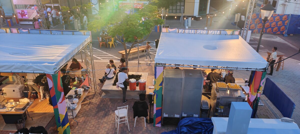 Foodstands in Oranjestad tijdens Autentico Aruba Culinary Festival