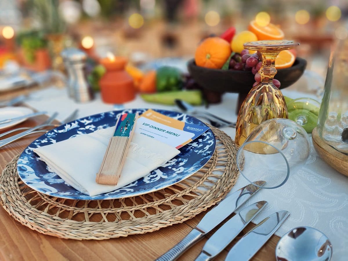 Gedekte tafel bij het Autentico Aruba Culinary Festival