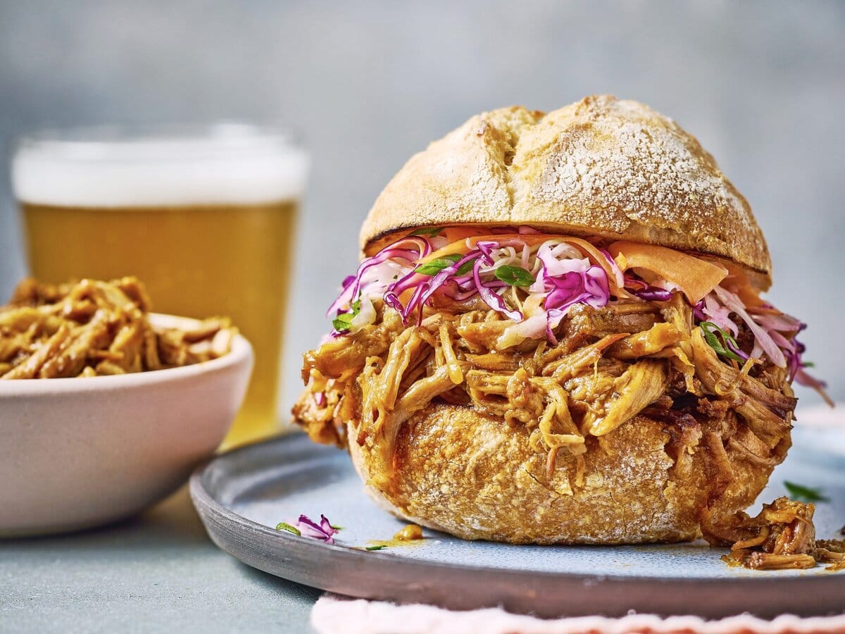 Barbecue-pulled-pork uit de slowcooker met coleslaw op een krokant broodje