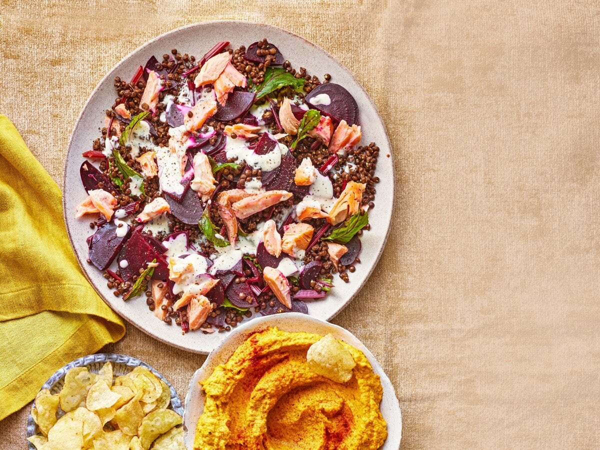 Rode bietensalade met linzen, dressing en warmgerookte vis
