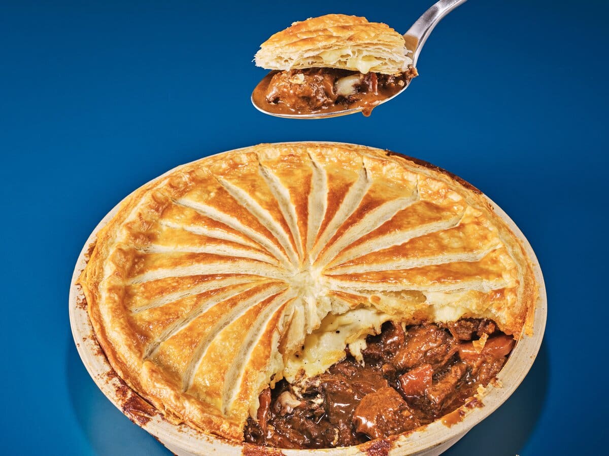 Britse pie met hertenstoof met bladerdeeg bovenop