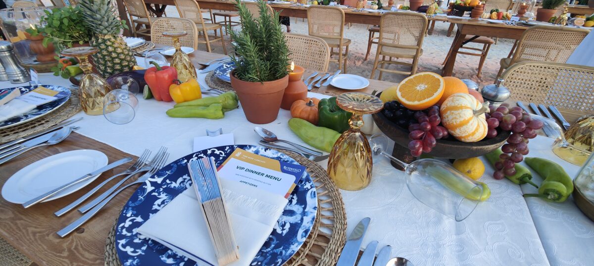 Gedekte tafel aan het strand op Aruba