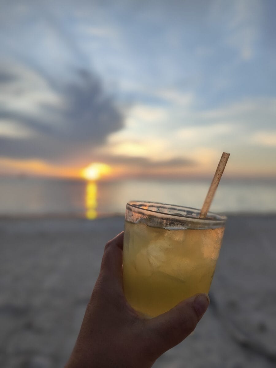 Cocktail aan het strand op Aruba