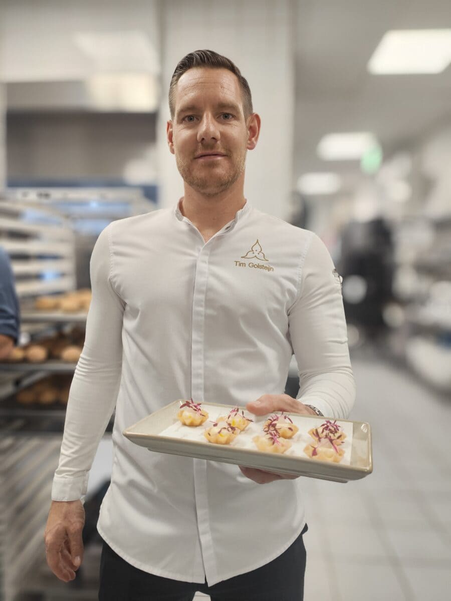 Chef-kok Tim Golsteijn met een van zijn gerechten