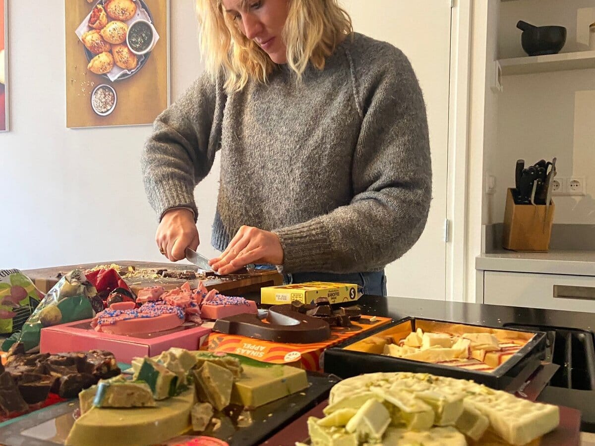 Yvonne chocoladeletters snijden