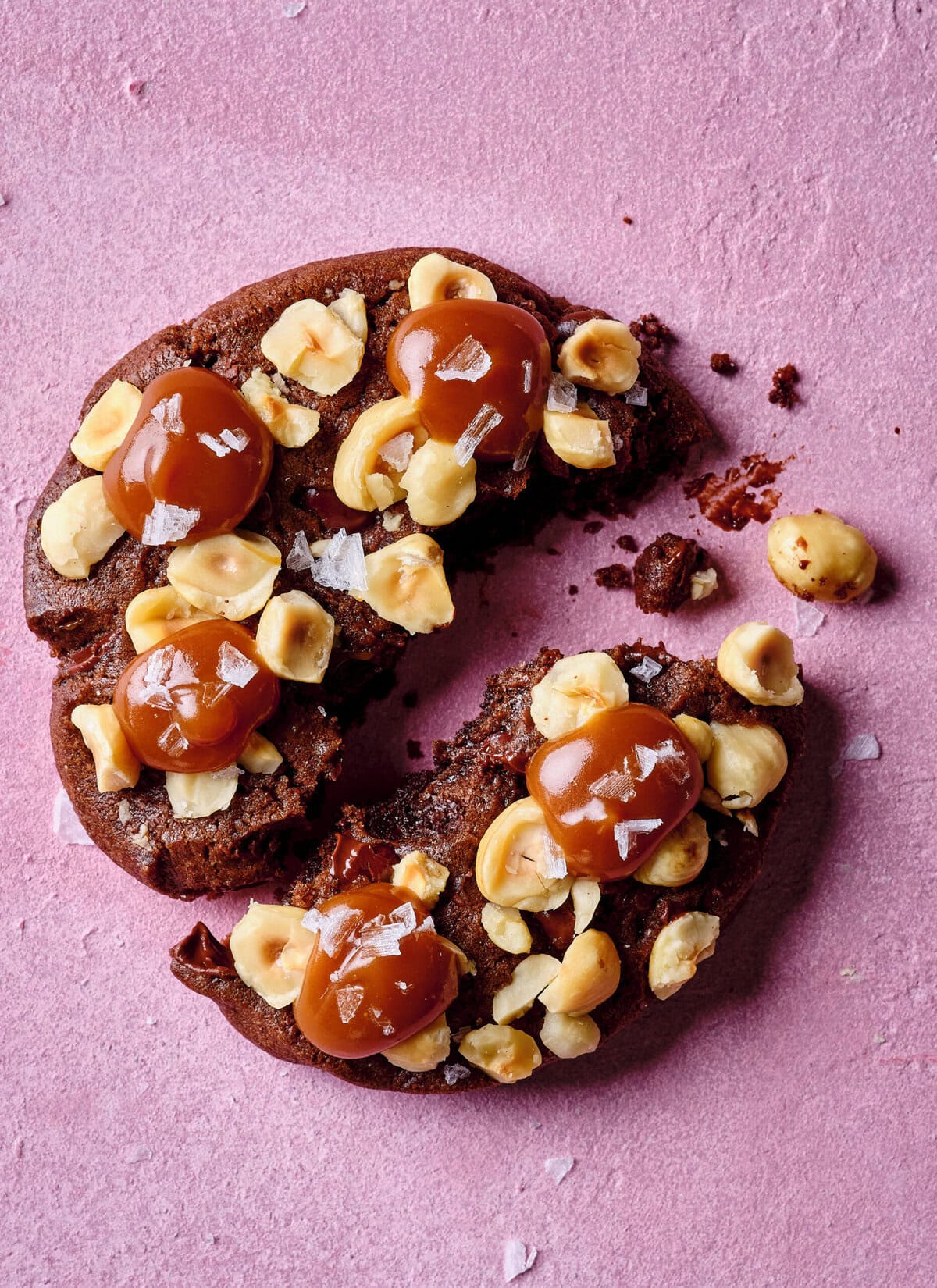 Chocoladekoeken met toefjes karamel, hazelnoten en zeezout