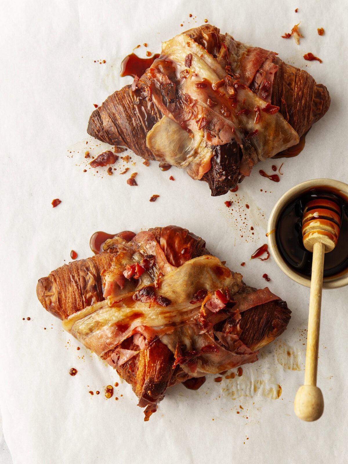 Twee croissant met spek en stroop er bovenop