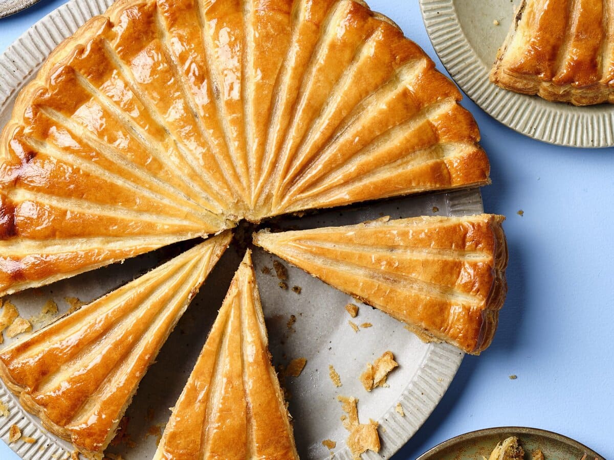 Driekoningentaart met pistache en amarena en hazelnoot