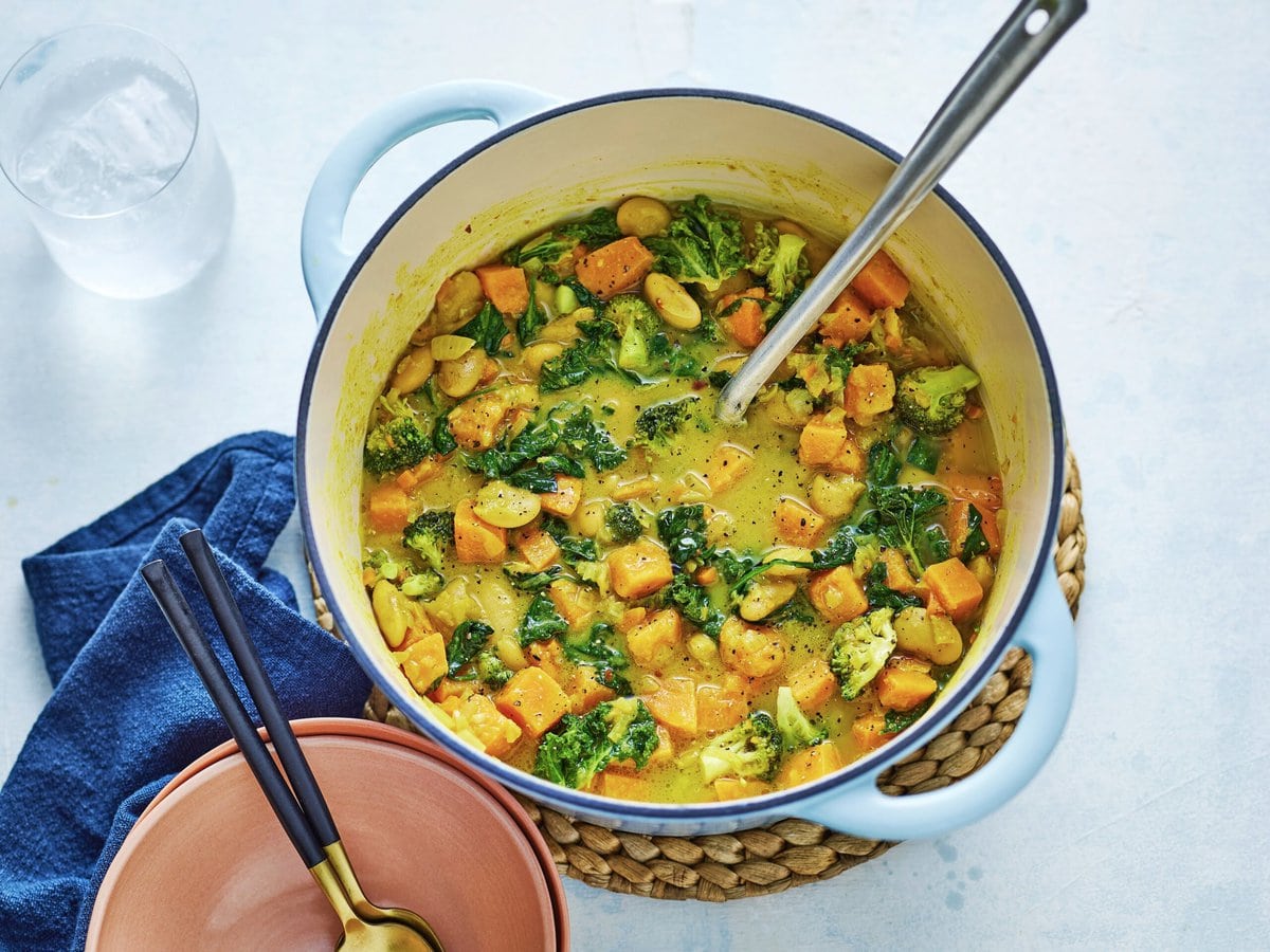 Eenpansstoof met zoete aardappel, cannellinibonen, broccoli en spinazie