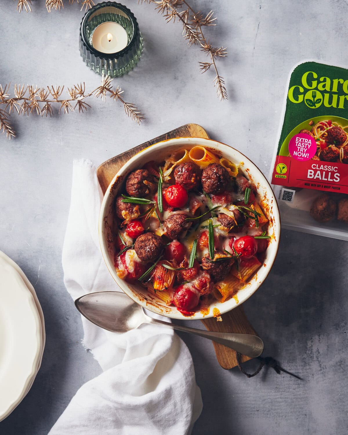 Ovenschotel met balletjes, pasta en rozemarijn