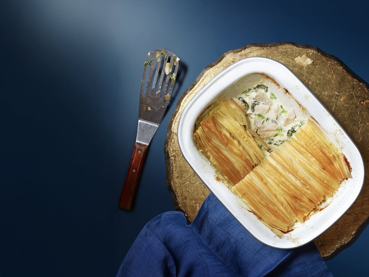 Ovenschaal met gerookte schelvis en spinazie met daarop filodeeg