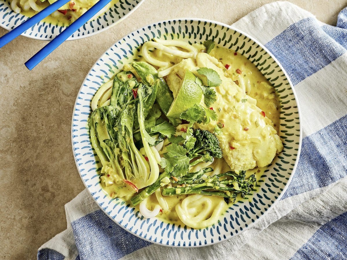 Kom met gepocheerde kabeljauw met kokosbouillon, udonnoedels, bimi, paksoi, koriander en limoen