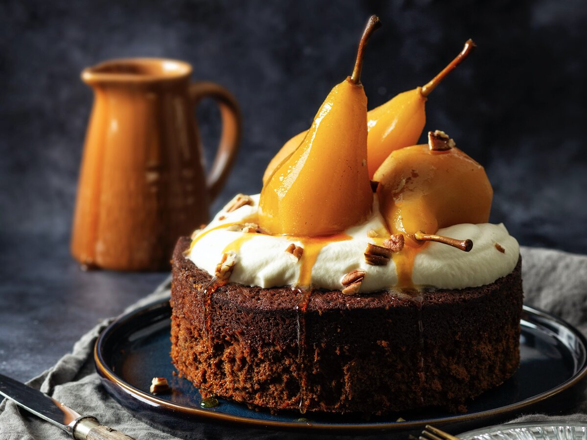 Gingerbreadcake met een laag room en daarop gekaramelliseerde peer