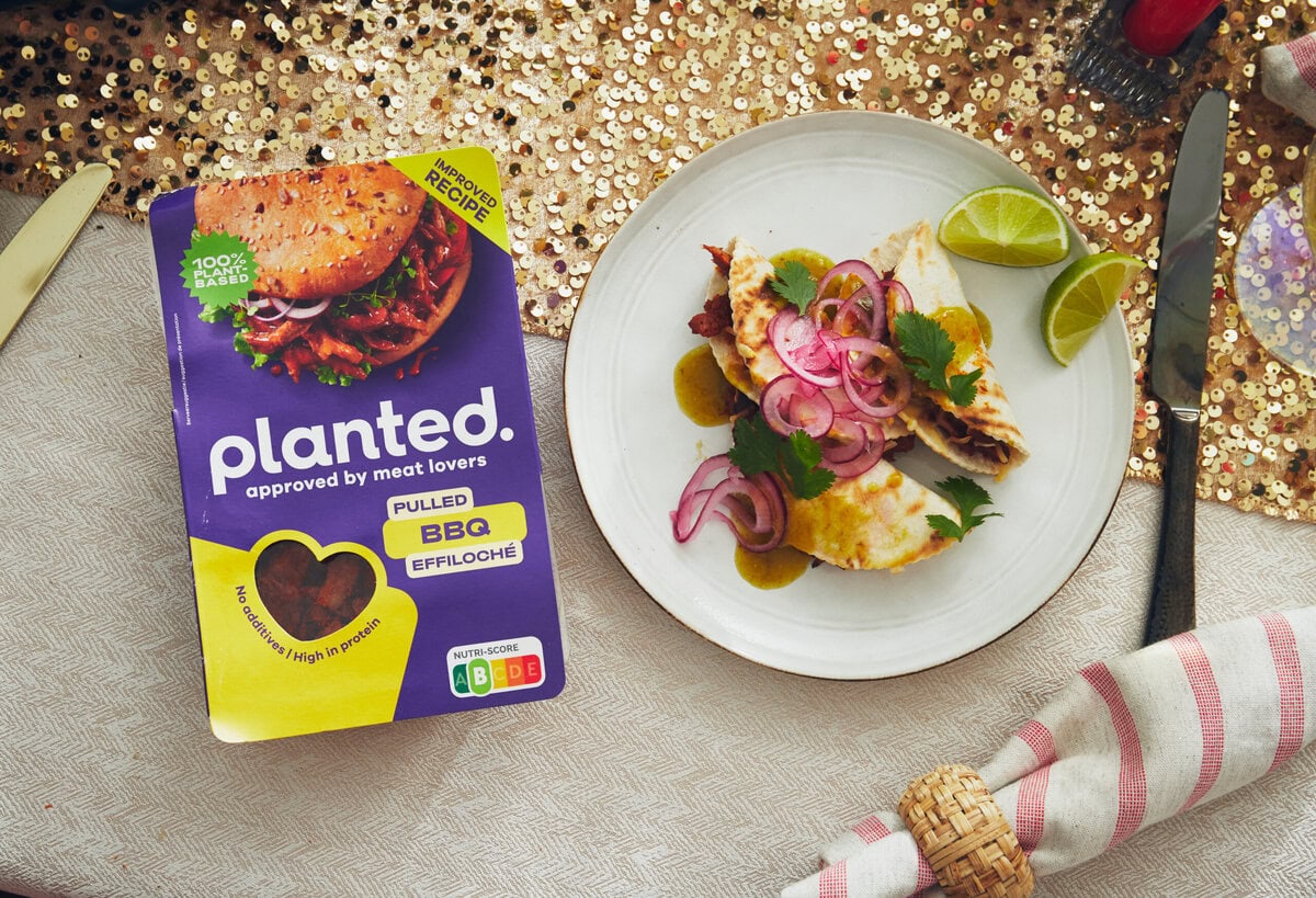 Twee empanada's met vega pulled BBQ, groene salsa, rode ui, koriander en limoen