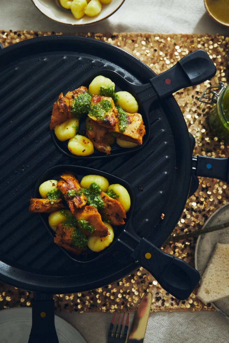 Twee gourmet pannetjes met gnocchi en vegetarische lemon herb filetstukjes met rucolapesto