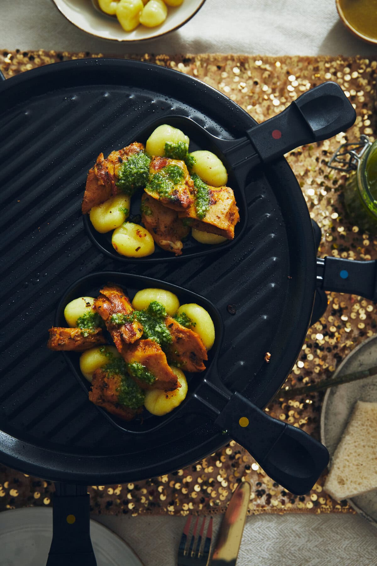 Twee gourmet pannetjes met gnocchi en vegetarische lemon herb filetstukjes met rucolapesto