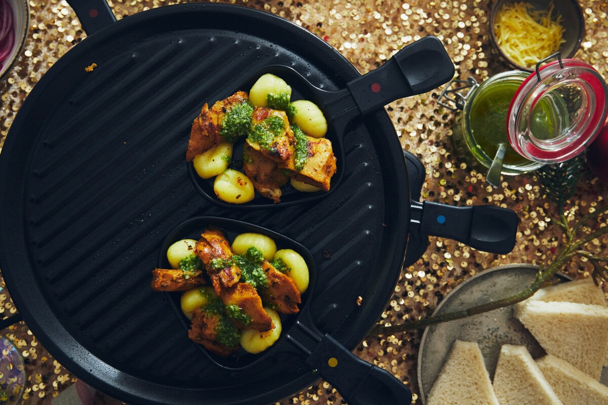 Twee gourmet pannetjes met gnocchi en vegetarische lemon herb filetstukjes met rucolapesto 