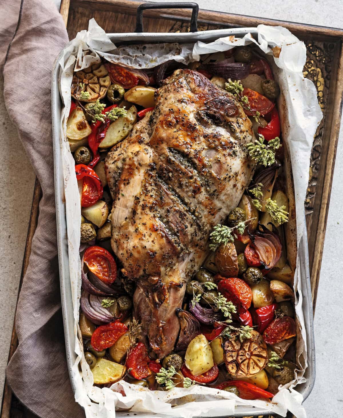 Griekse lamskleftiko met onder andere courgette, paprika, olijven, aardappel, knoflook en tomaat