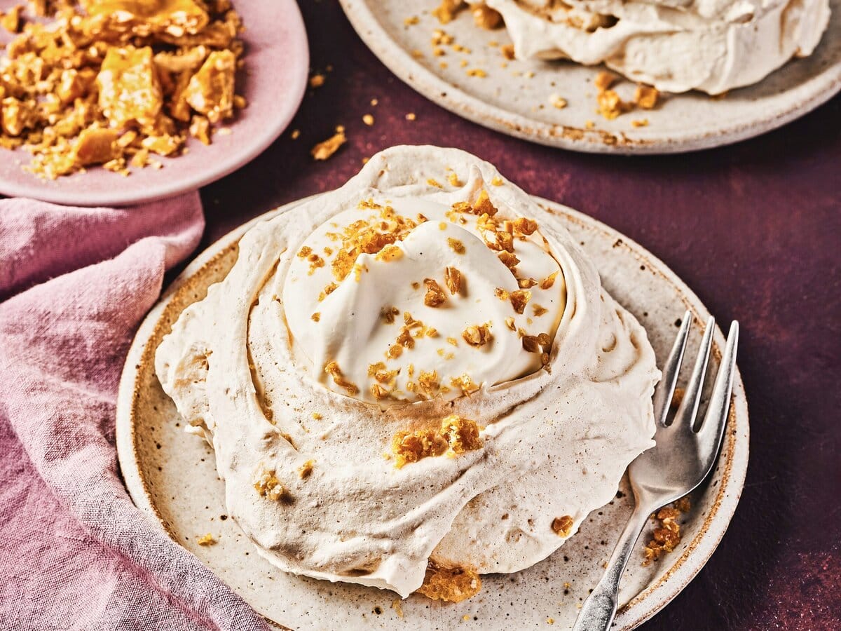 Twee hazelnootmeringues met vanilleroom met daar overheen nougatine