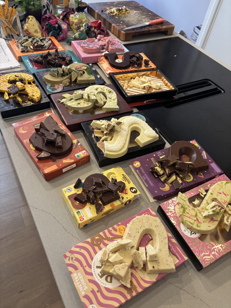 gesneden chocoladeletters met verpakking
