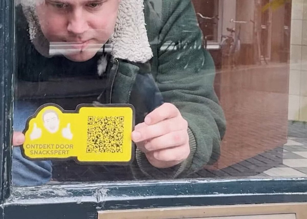 Eke plakt Keurmerk Snackspert op het raam