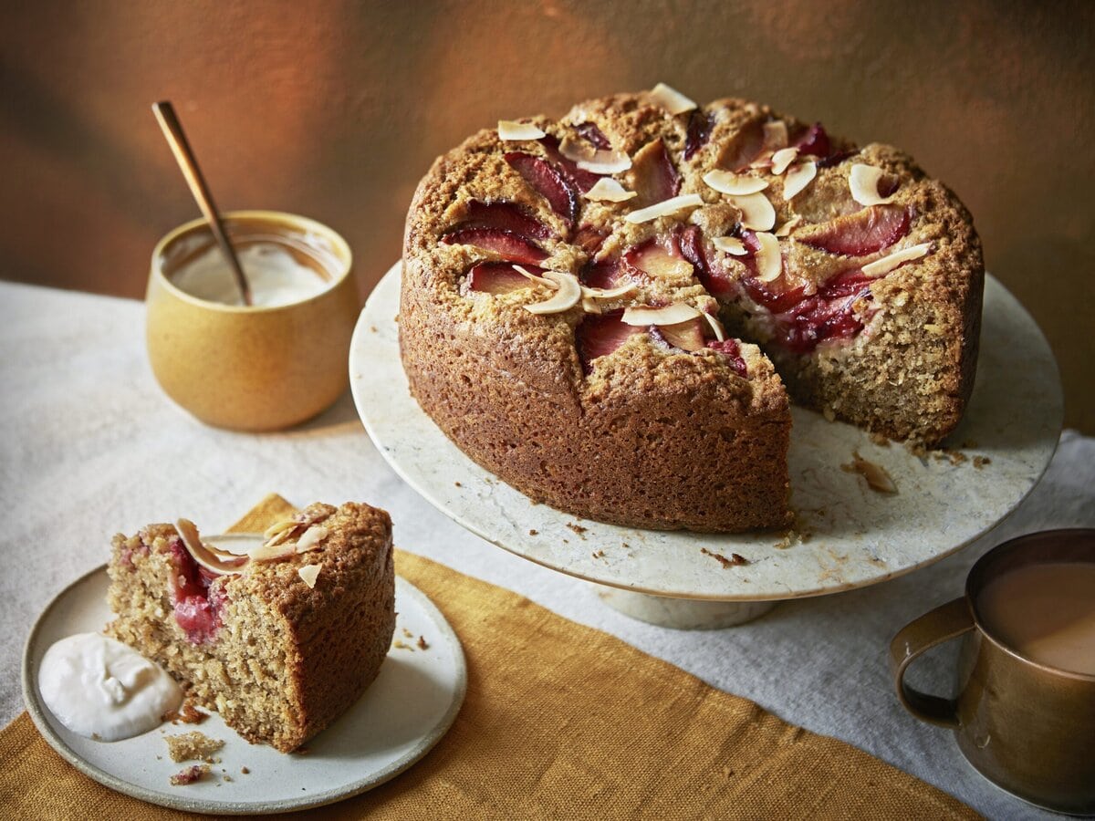 Kruidige pruimen-kokoscake met een stukje eruit
