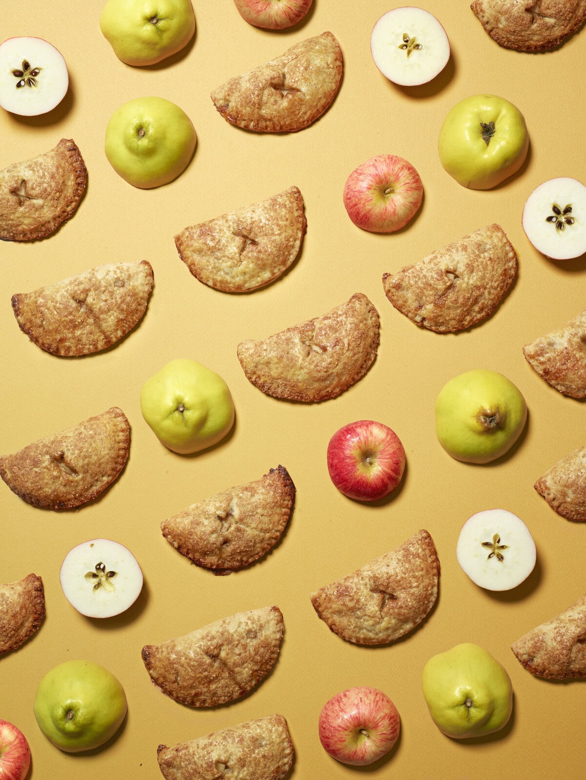 Kweepeer-appelhandpies in lijnen, afgewisseld met kweeperen en appels