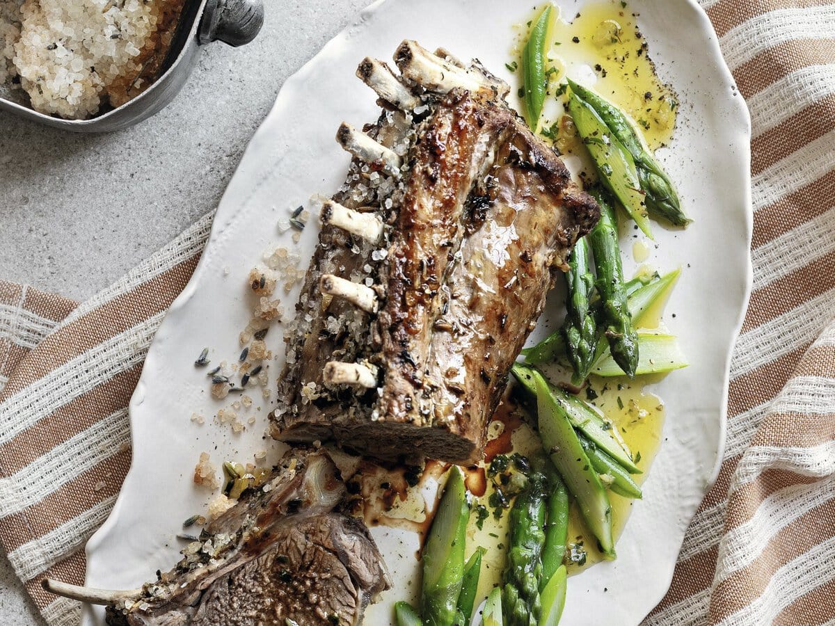 Lamsrack in lavendelzoutkorst met munt met daarnaast sperziebonen en groene asperge