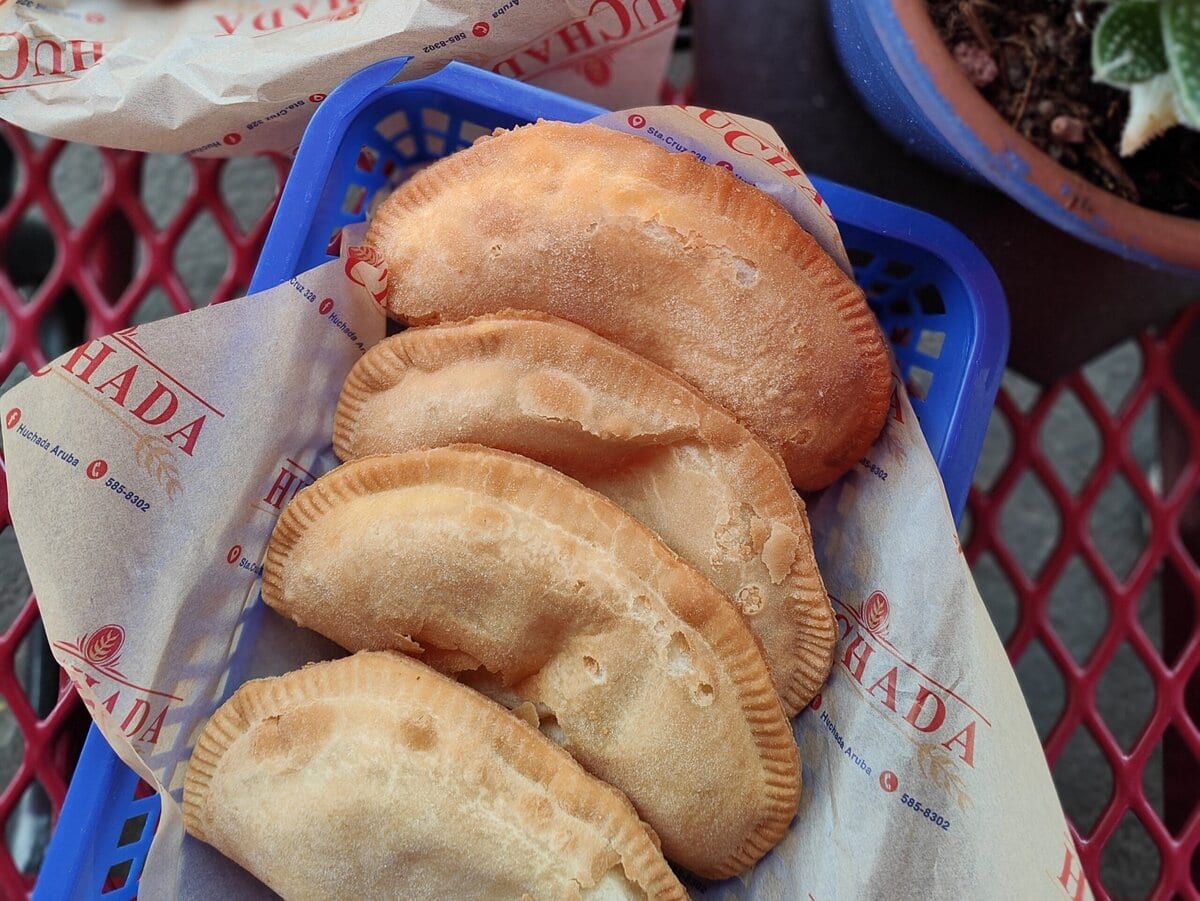 Lokale gerechten op Aruba zoals pastechi