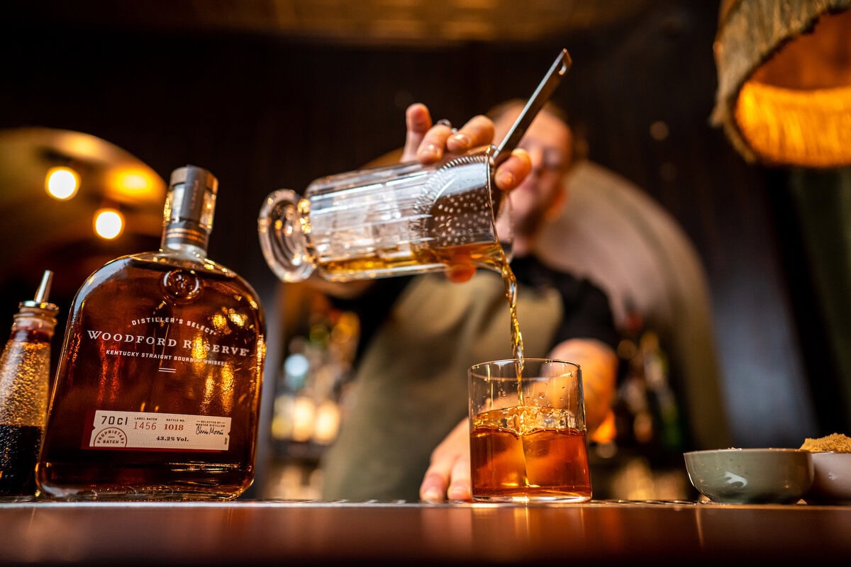 Old Fashioned cocktail aan de bar